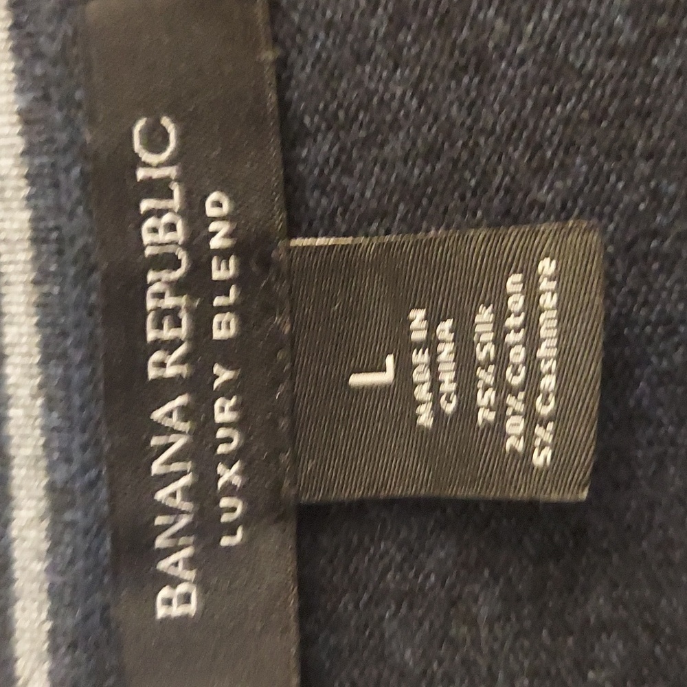 BANANA REPUBLIC LUXURY BLEND Navy  V Neck Long Sleeve Silk/Cashmere Sweater - Picture 3 of 9